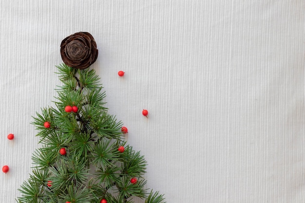 Conceptuele kerstboom gemaakt met pijnboomtakken op witte achtergrond