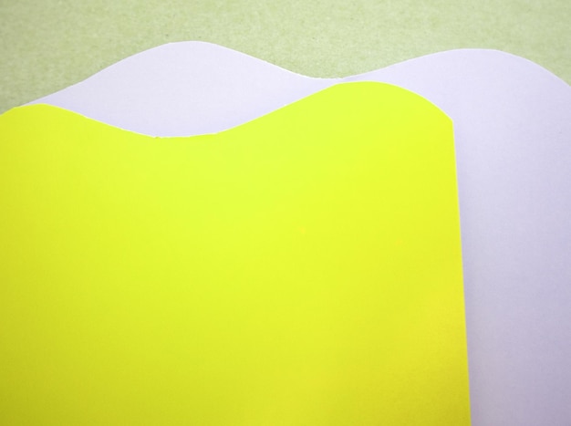 Conceptuele kunst van papierambachten ontwerp bergen heuvels golven Zelfgemaakt knippen van gekleurd papier sjabloonplaats voor tekst
