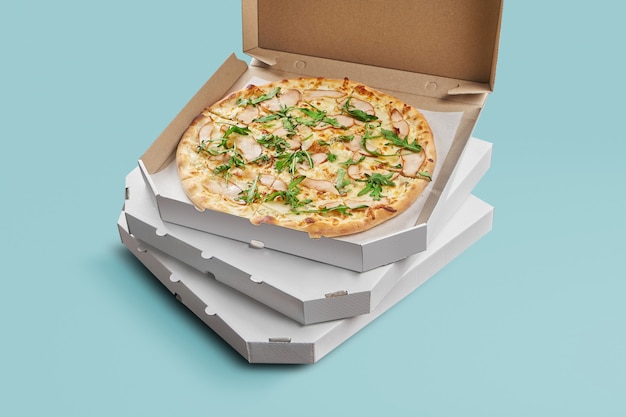 Conceptuele poster voor eten en pizza bezorgen. Vlees pizza in een kartonnen doos voor levering op een blauwe ondergrond met plaats voor tekst
