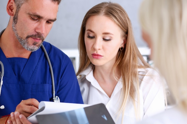 Photo concerned handsome doctor communicate with patient