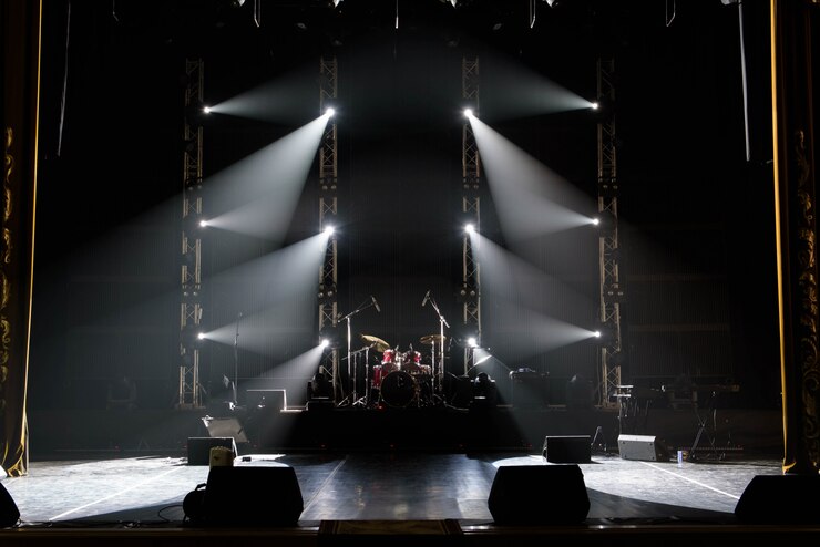 Foto concert lichtshow, kleurrijke lichten in een concertpodium
