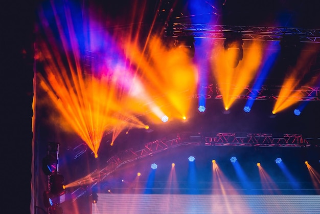 Illuminazione di sfondo per concerti durante un concerto rock