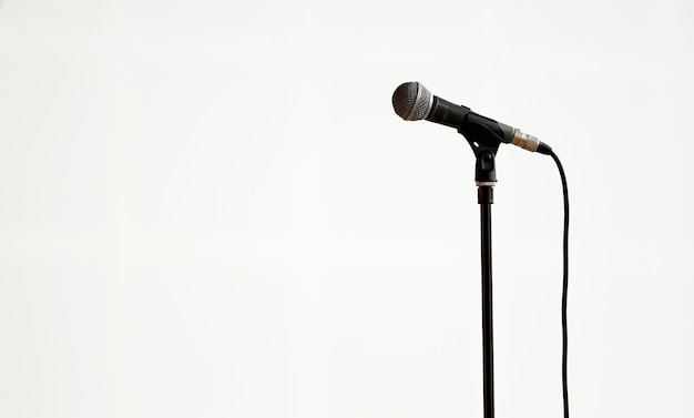 концертный микрофон на стоке на белом фоне в зале изолированно. Фото высокого качества