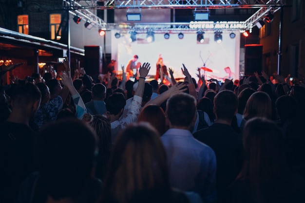 Concert nachtclub buiten rockgroep mensen menigte