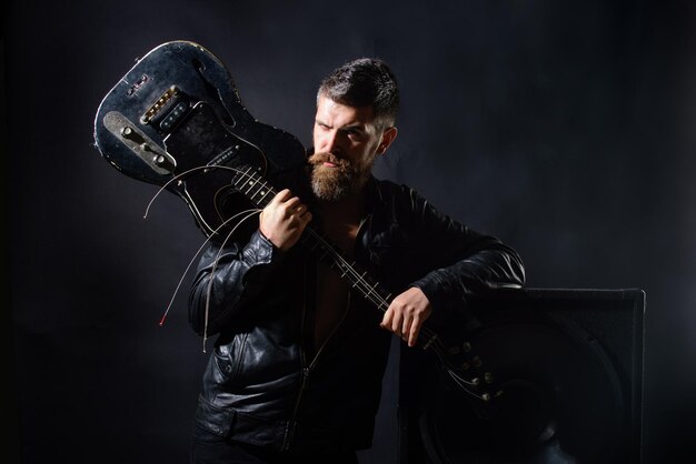 Concerttour aantrekkelijke man met gitaar modieuze gitarist met klassieke instrumentmuziekhobby