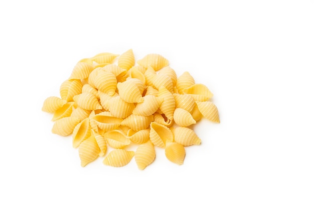 Conchiglie pasta geïsoleerd op een witte achtergrond met kopie ruimte