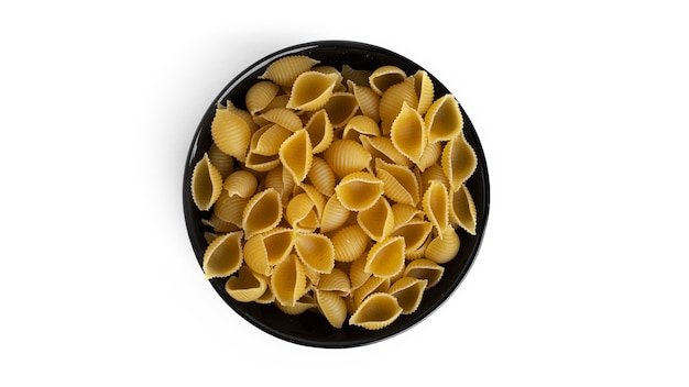 Conchiglie rigate pasta geïsoleerd op een witte achtergrond