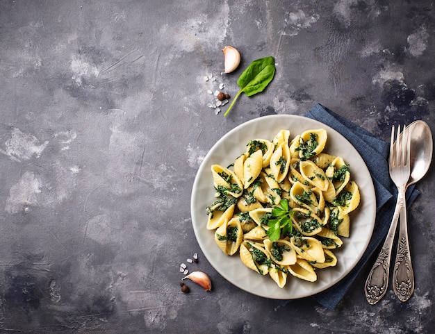 Conchiglioni pasta met spinazie in romige saus