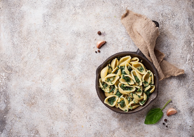 Conchiglioni pasta met spinazie in romige saus