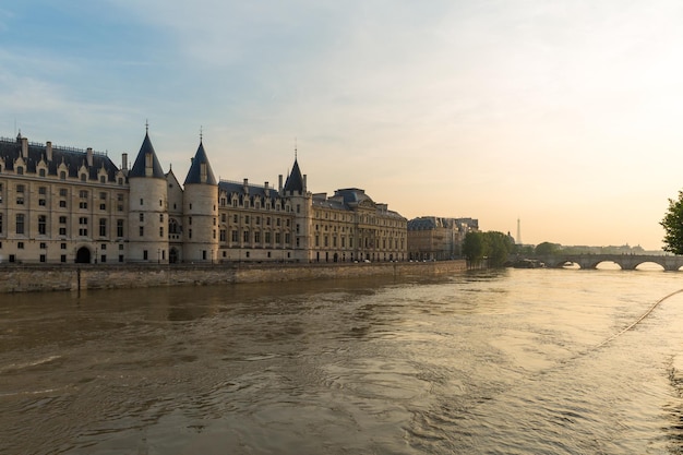 Conciergerie langs de rivier in de stad tegen de hemel bij zonsondergang