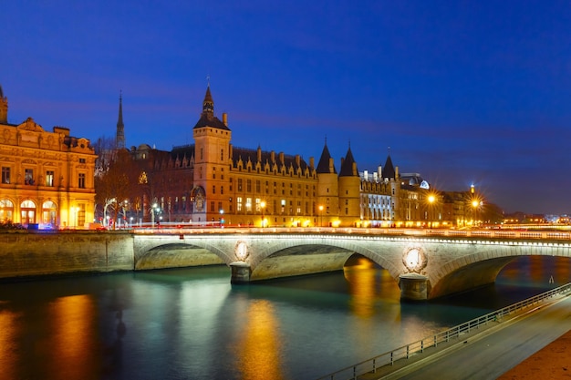 Conciergerie 's nachts Parijs Frankrijk