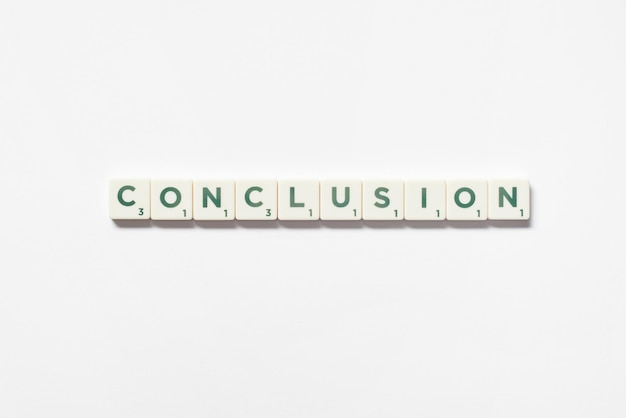 Conclusie gevormd uit scrabble-blokken op een witte achtergrond