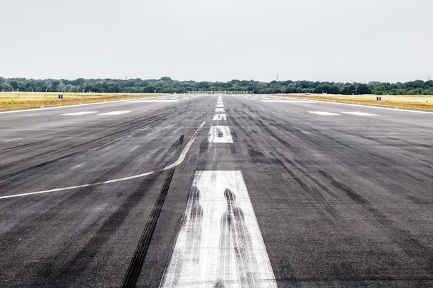 Фото Бетонно-асфальтовая взлетно-посадочная полоса аэропорта