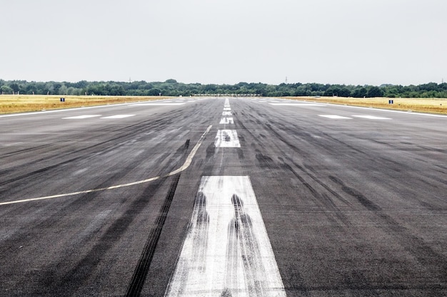 Foto pista dell'aeroporto di asfalto in cemento