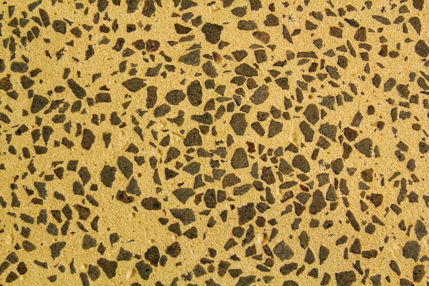 Фото Бетонный бежевый пол с коричневым мрамором и мелкими вставками натурального щебня галька текстурированная b
