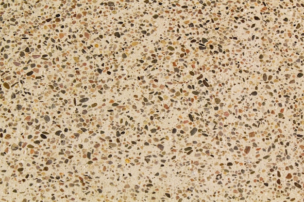 다색 대리석과 작은 천연 쇄석이 삽입된 콘크리트 베이지색 바닥 Pebbles 텍스트