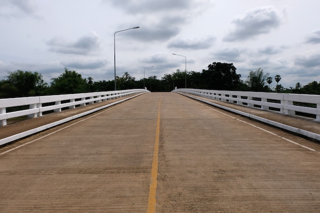 Concrete brug en blauwe hemel