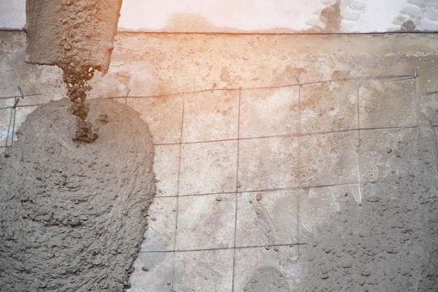 Бетонно-цементные работы по заливке пола проволочной сеткой в строительном агентстве