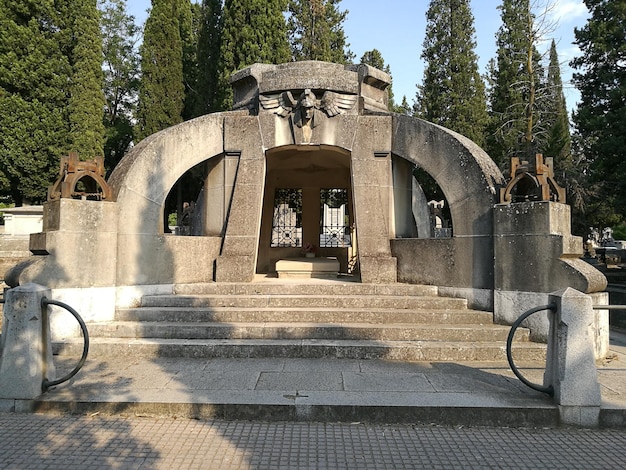 Photo concrete gate by trees at cementerio de la almudena