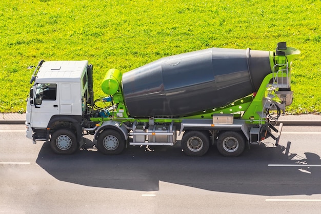 Il nuovo camion della betoniera guida su un sito industriale