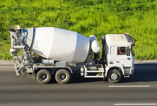 Foto il camion della betoniera guida l'autostrada stradale.