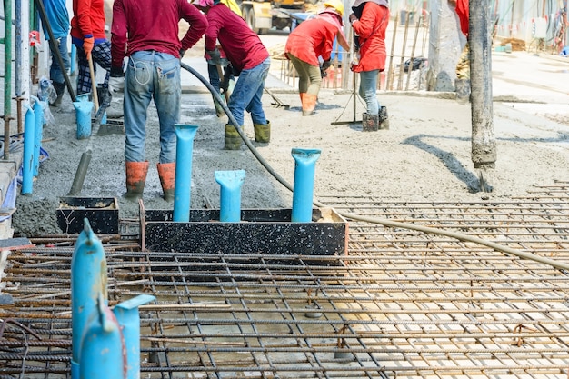 Foto calcestruzzo che versa durante i piani concreting commerciali degli edifici nel cantiere