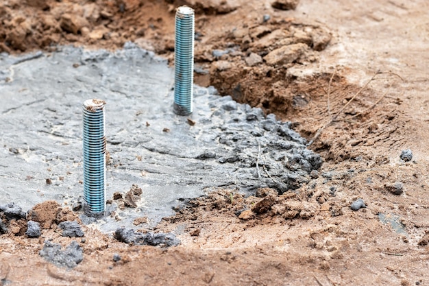 Colata del calcestruzzo e preparazione degli ancoraggi per l'installazione di una colonna luminosa