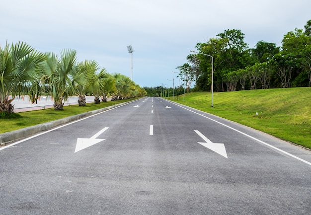 公共公園のコンクリート道路矢印記号