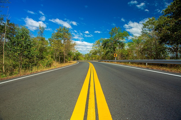 山と空のあるコンクリート道路