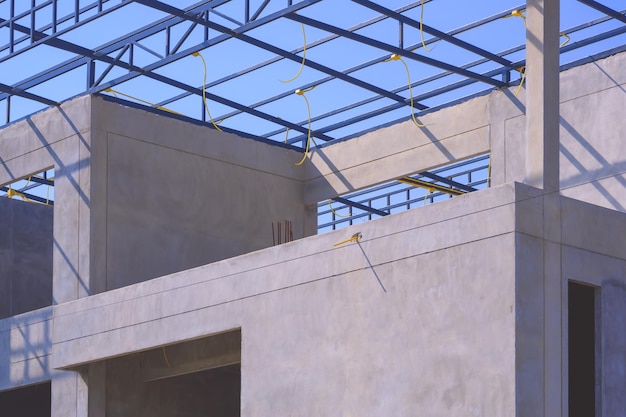 写真 オフィスビルの構造の上にある電気管の配線の概要を持つコンクリートの部屋の壁