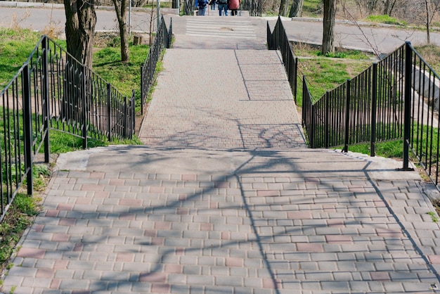 都市の公園にあるスチール製の手すりを備えたコンクリート階段の下り マテリアル 風景 登る目的地 ハイ トラック 下降角度 エクステリア ヒル シーニック エリア 建設 構造物 ビルド