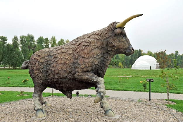 Concrete standbeeld van de bosbull Euceratherium collinum in het Land History Park