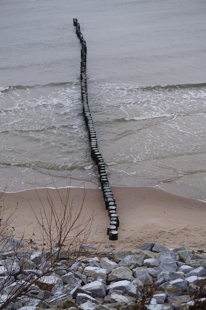 Foto struttura in calcestruzzo che impedisce al litorale di indebolire il mar baltico