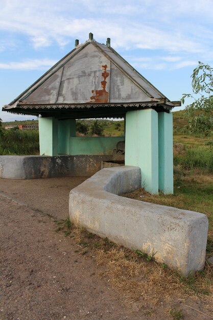 Photo a concrete structure with a roof