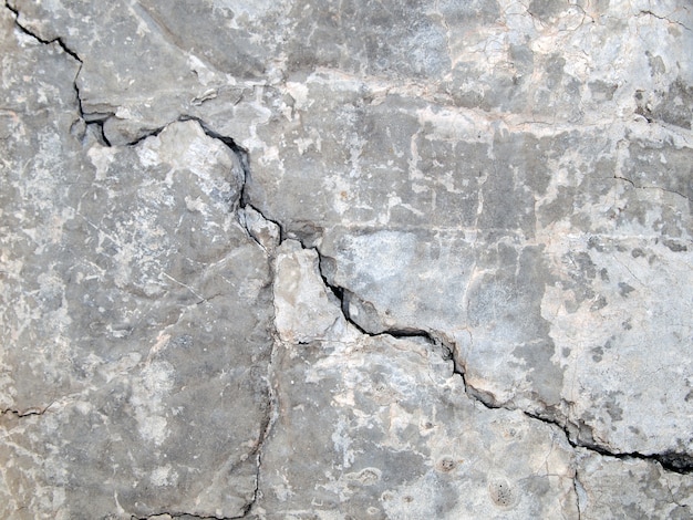 Concrete wall cracks   