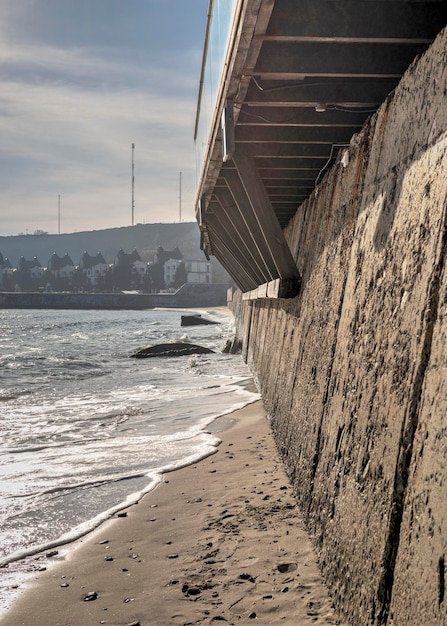 바다 가장자리의 콘크리트 벽