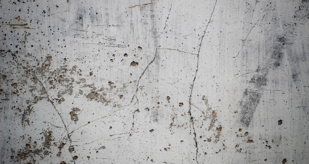 Photo a concrete wall with holes and stains on it.