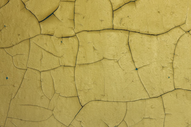 Muro di cemento con vernice gialla in crepe. sfondo per il design. struttura del grunge. foto di alta qualità