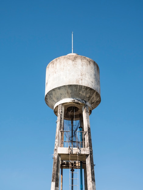 Concrete watertoren met de metaalladder.