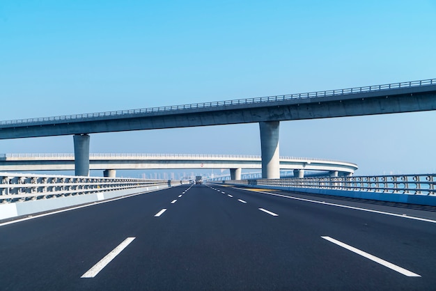 Concrete wegkromme van viaduct in Shanghai China openlucht