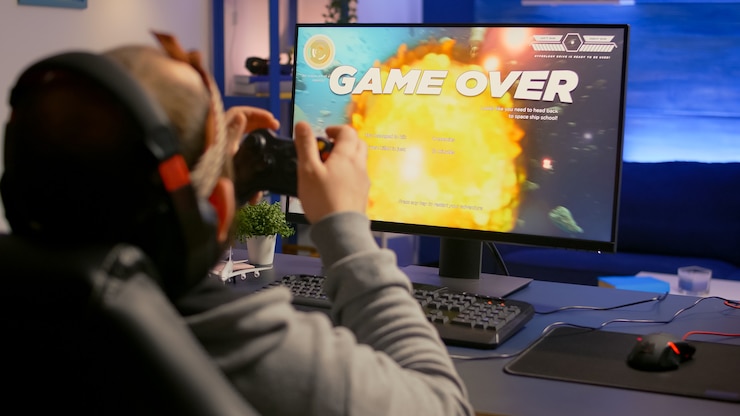 Foto concurrerende cyberpro-gamer die online videogametoernooi verliest met een professionele headset. pro-speler die joypad gebruikt voor space shooter-kampioenschap zittend op een gamestoel