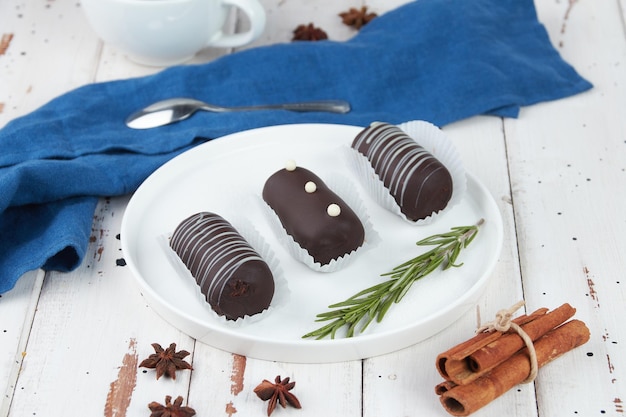 Foto tartufi di cioccolato al latte condensato su tavola di legno bianca