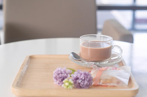 Чай или кофе со сгущенным молоком с печеньем и цветочным реквизитом