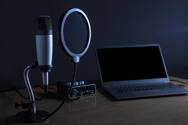 Microfono a condensatore e laptop. concetto di podcast.