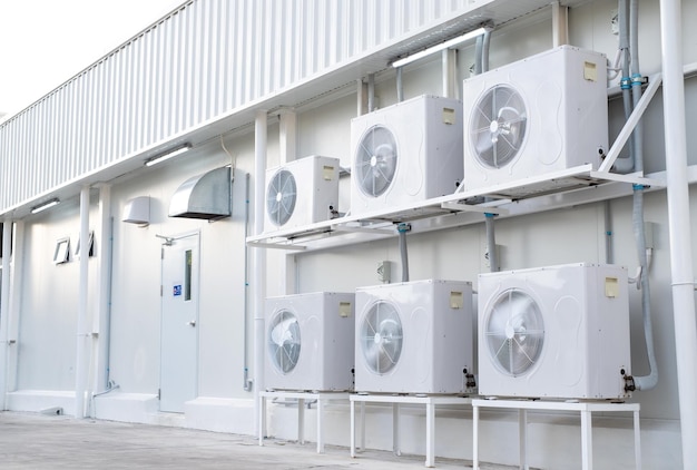 Condensoreenheid of compressor aan de installatiezijde van een industrieel fabrieksgebouw Eenheid van centrale airconditioner AC of verwarming ventilatie airconditioningsysteem HVAC Pomp en ventilator binnen