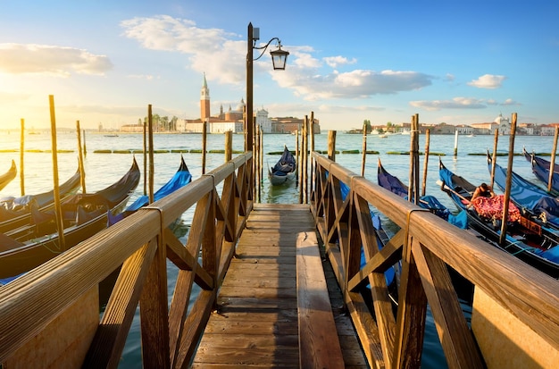 Condolas en houten pier in Venetië, Italië