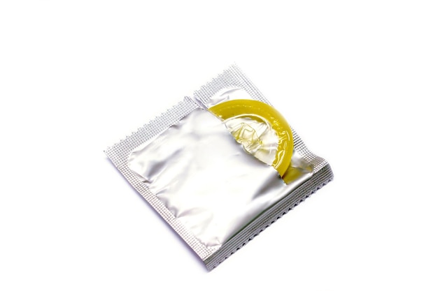 사진 패키지의 콘돔은 흰색 배경에 열립니다