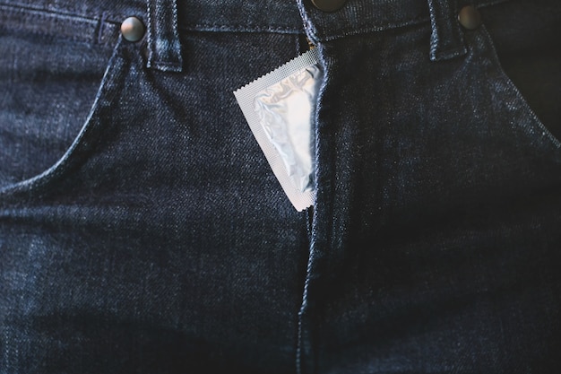 Preservativo all'interno di un pantalone. prevenire l'infezione e i contraccettivi controllano il tasso di natalità o la profilassi sicura.