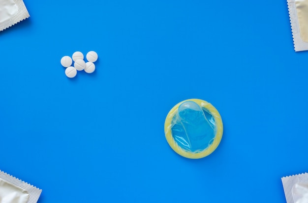 Презерватив и таблетки