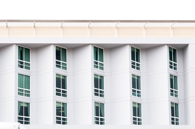 Vetro della finestra del condominio edificio moderno e moderno con grandi finestre, sfondo architettonico di appartamenti moderni
